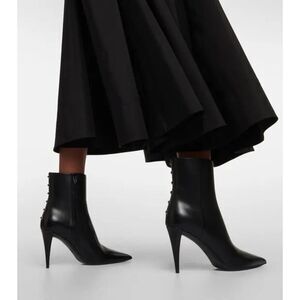 VALENTINO GARAVANI  Rockstud Leather Ankle Boots in black 38.5